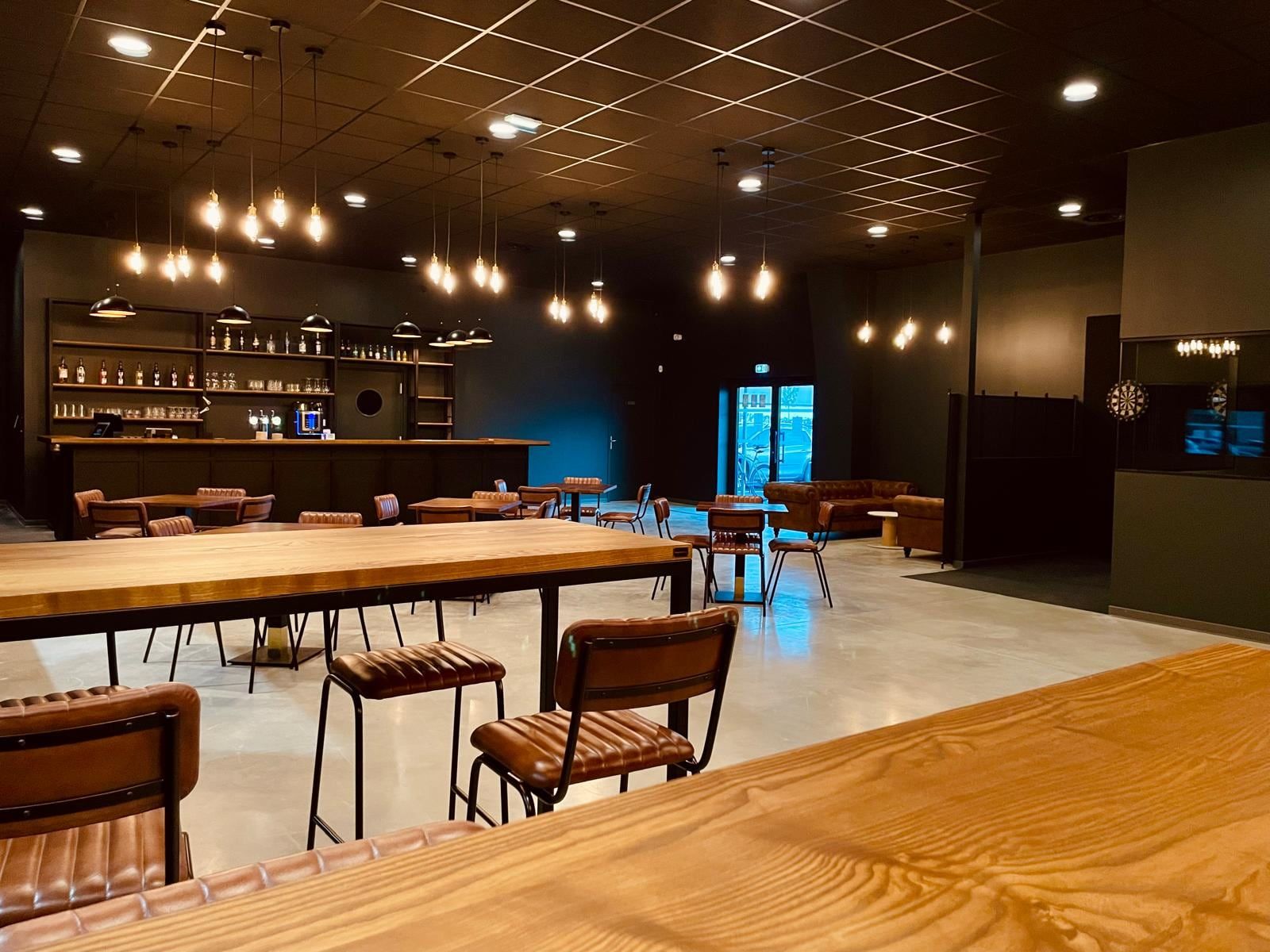 Le comptoir du bar à jeux du Bastion à Bizanos, sous ses ampoules à filament